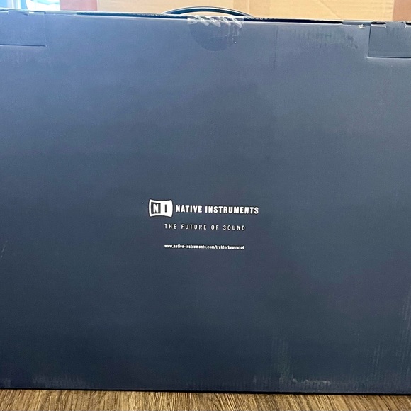 Native Instruments Traktor Kontrol S4 MK3 DJ Controller & Flight Case Brand New - Picture 2 of 8